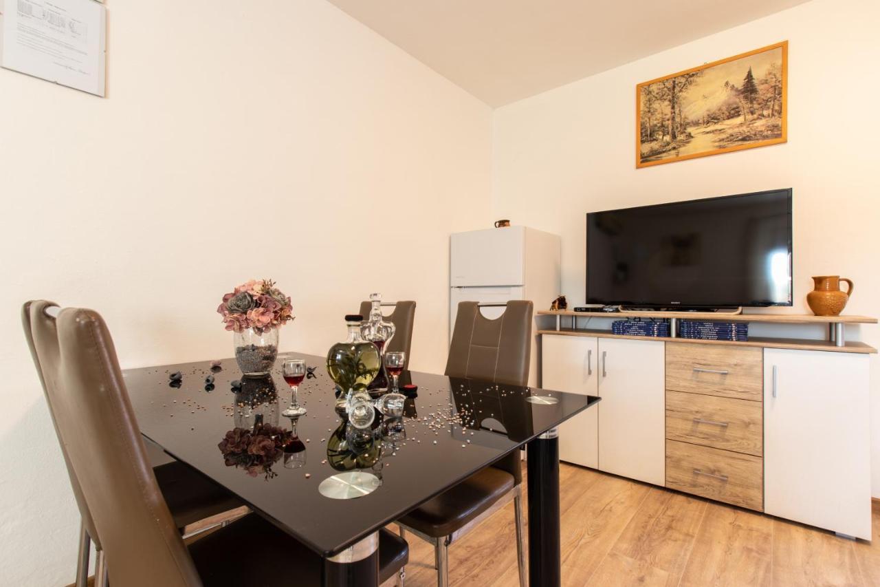 Appartement Lucija à Lovinac  Extérieur photo