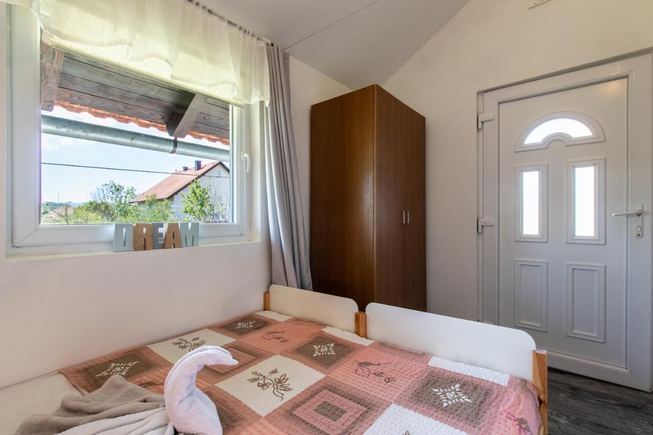 Appartement Lucija à Lovinac  Extérieur photo