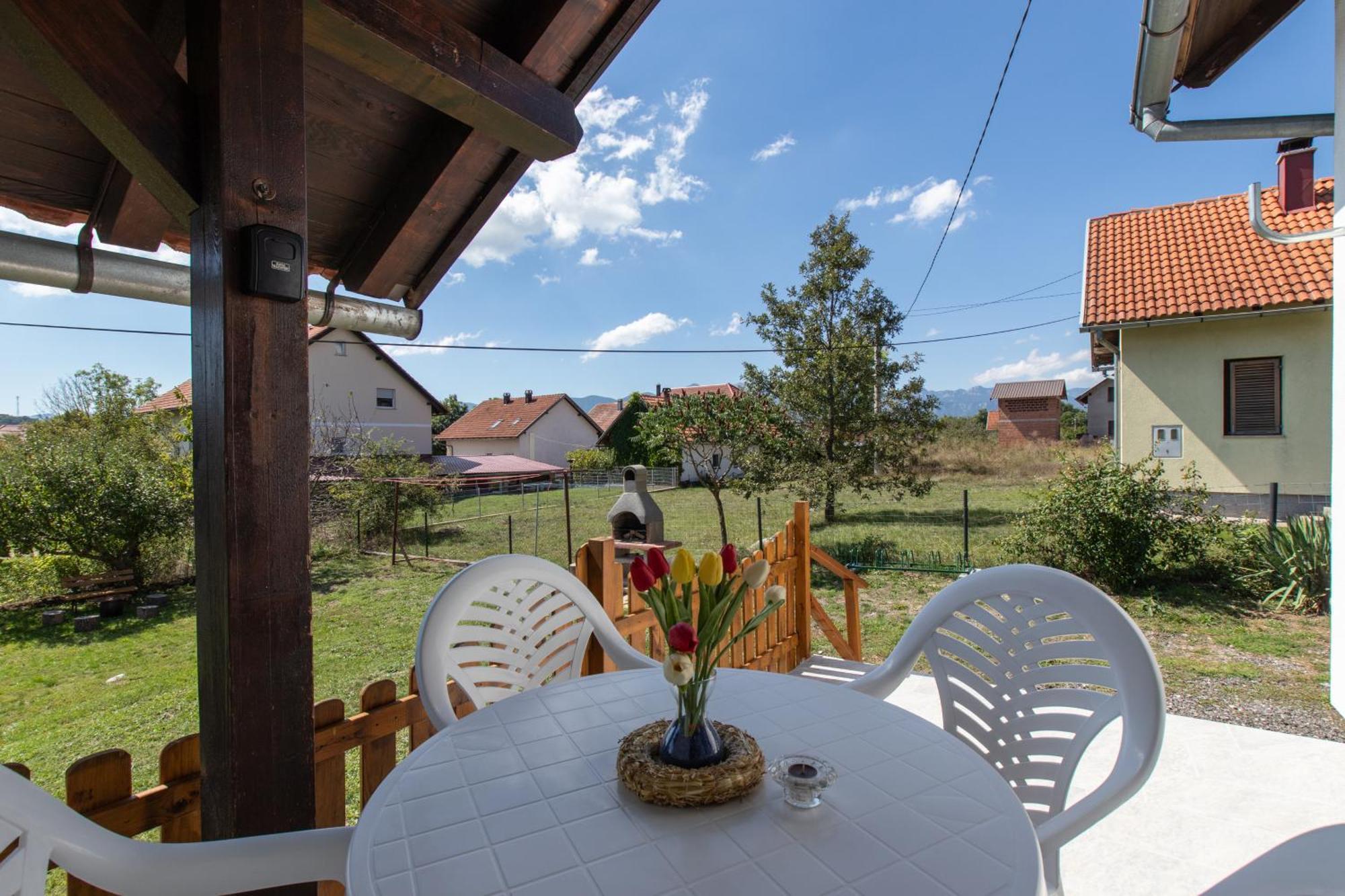 Appartement Lucija à Lovinac  Extérieur photo