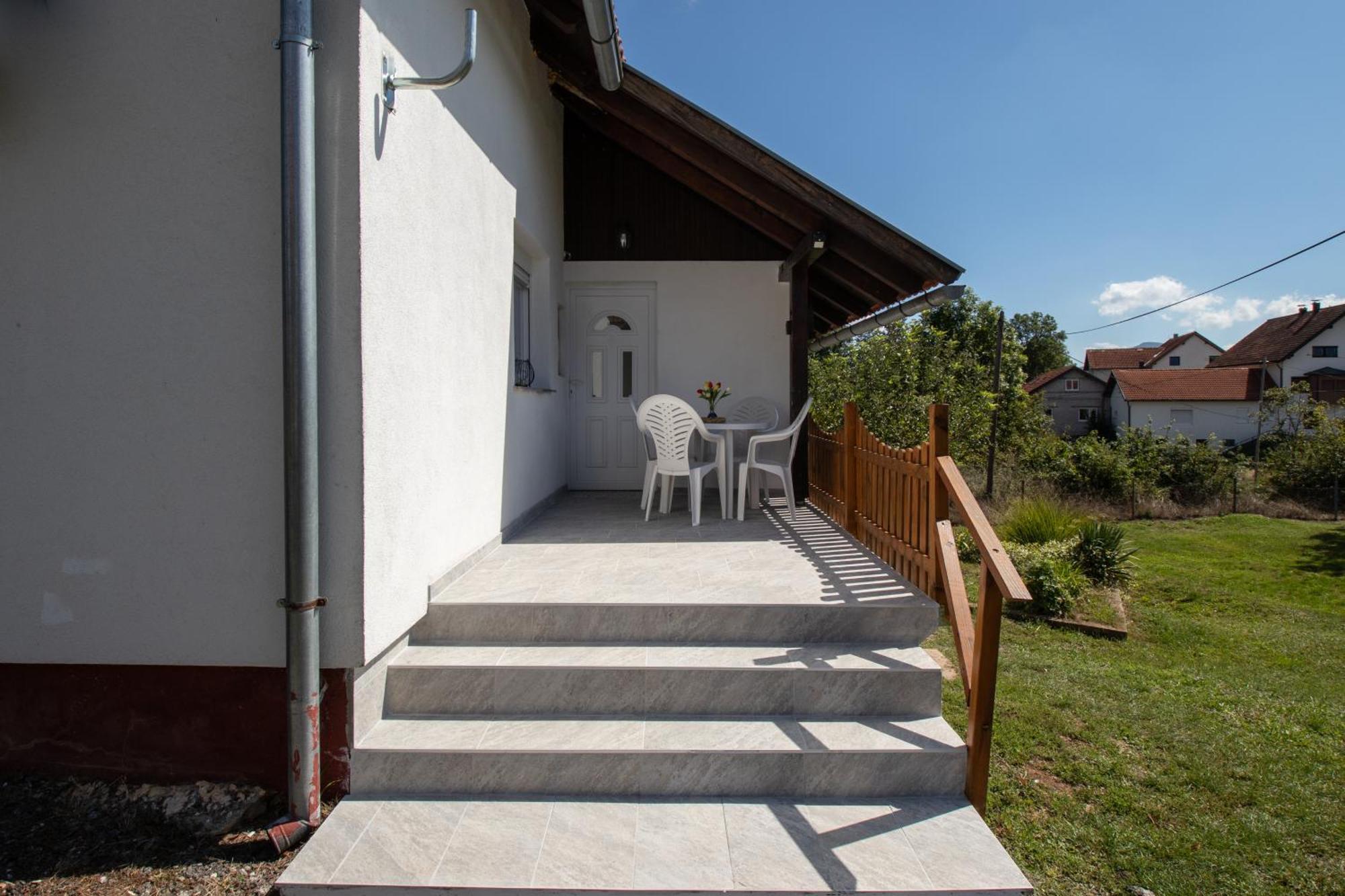Appartement Lucija à Lovinac  Extérieur photo