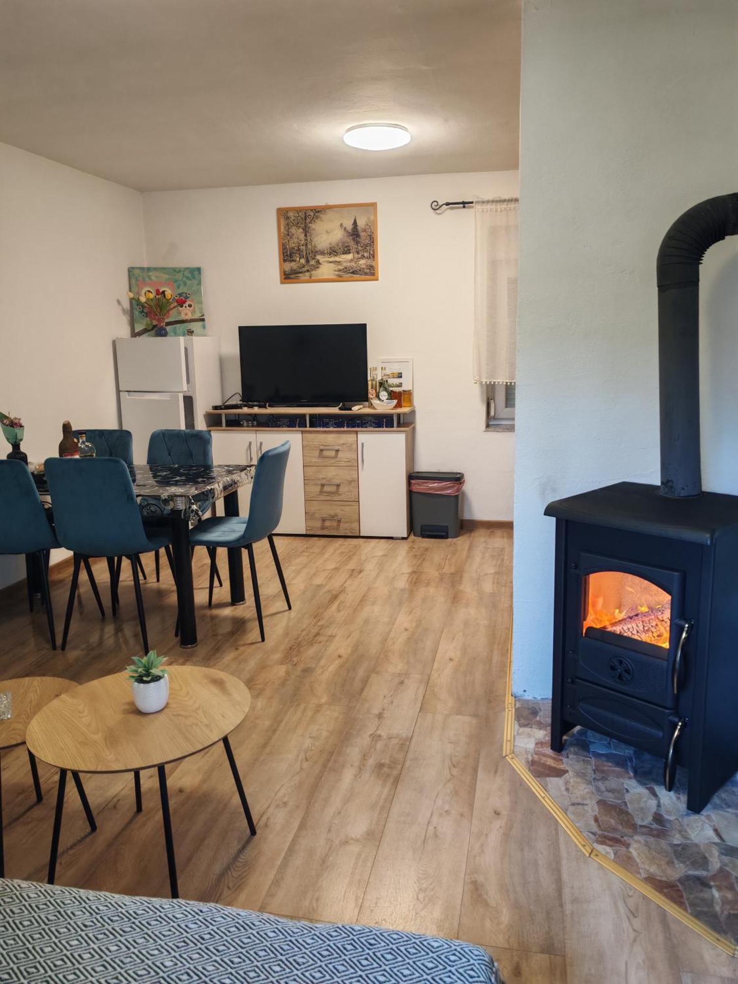 Appartement Lucija à Lovinac  Extérieur photo
